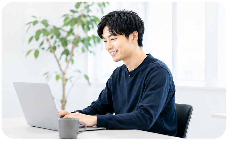 自宅・オフィスでPCに向かう若手エンジニア