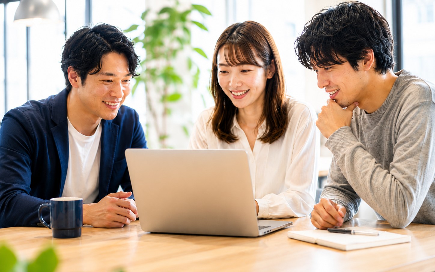 ノートPCを囲んで話すフリコネのメンバー